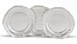 1269.  Lote de tres platos de plata de estilo inglés, ley 916. Con marcas.Adradas, pp. del S. XX.