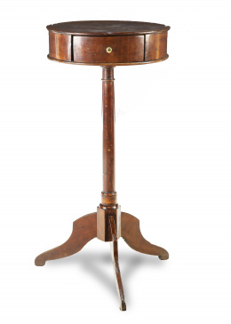 1330.  Velador sobre pata de trípode en madera de caoba.Francia, S. XIX.