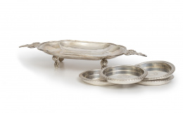 1255.  Lote de cuatro platitos de plata con marcas de Minerva, ley 950 (1838-1973) y un centro de estilo barroco.S. XX.