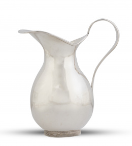 1242.  Jarro en plata con asa de cinta de plata sterling ley 925.S. XX.