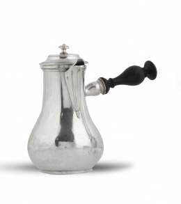 1250.  Chocolatera de plata con mango de madera de ébano torneado. Ley 800, con marcas de ensayador y platero (frustra).París, 1838.