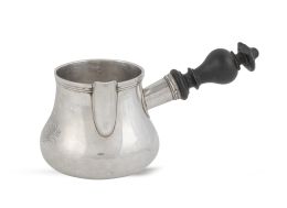 1095.  Lechera de plata con blasón grabado y mango de madera.Con pequeña falta en el mango.París, 1729-1730.