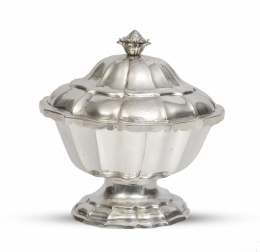 1253.  Bote con tapa de plata en su color. Sin marcasS. XIX.