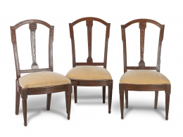1327.  Juego de tres sillas de estilo Luis XVI de madera de nogal.Francia, ff. del XVIII - pp. del S. XIX.
