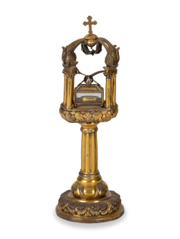 1210.  Relicario de templete en plata dorada y plata en su color y bronce, con corona condal e iniciales entrelazadas en el pie.España, S. XIX.