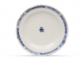 520.  Plato de cerámica esmaltada en azul.Francia, S. XVIII.