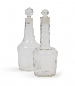 744.  Pareja de frascos de vidrio de decoración tallada.S. XVIII.