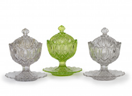 629.  Lote de tres compoteras sobre plato de cristal tallado, una de ellas verde.S. XX.