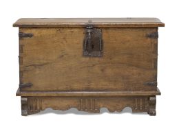 1015.  Arcón de madera de nogal de tapa plana con cerradura recortada de hierro.Trabajo español, S. XVIII.