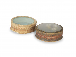 631.  Lote de dos cajitas con papel, encaje y flores secas, tapa y base de cristal.Francia, S. XIX.