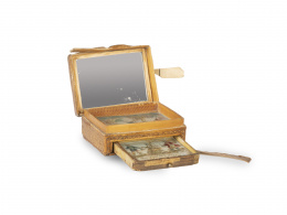 630.  Cajita de paja con grabados coloreados con escenas galantes en el interior.Francia, S. XIX.