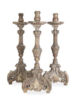 544.  Juego de tres hacheros barrocos de madera tallada con restos de policromía.España, S. XVIII.