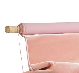 715.  Fragmento de terciopelo rosa.