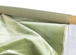 716.  Fragmento de terciopelo verde.