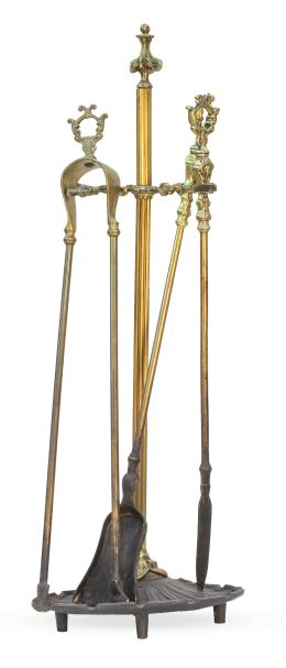 1082.  Lote de elementos de chimenea, formado por soporte y tres piezas, de bronce dorado.Francia, S. XIX.