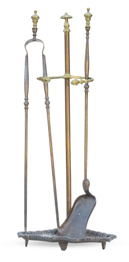 1086.  Lote de elementos de chimenea de metal dorado, formado por soporte, pinzas y pala.Francia, S. XIX.