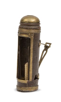 718.  Palmatoria de hierro parcialmente dorado y recortado.Francia, h. 1840.