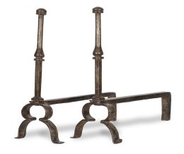 1087.  Pareja de morillos de hierro, de forma abalaustrada.Francia, S. XIX.