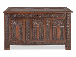 685.  Arcón de madera tallada en bajo relieve de madera de roble.Trabajo francés, S. XVII.