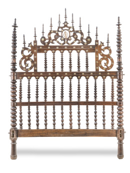 1346.  Cama en madera tallada y torneada de influencia portuguesa.Trabajo gallego o salmantino, S. XVII.