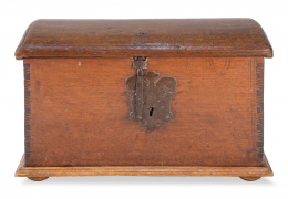 1377.  Arcón de madera de nogal con cerradura recortada de hierro.Trabajo español, S. XVIII.