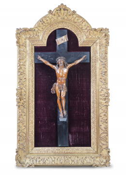 1159.  Cristo crucificado.Madera de boj tallado, sobre terciopelo púrpura con marco tallado, estucado y dorado.Francia, S. XVIII.