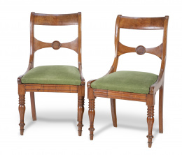 707.  Pareja de sillas de madera de caoba.Francia, h. 1840.