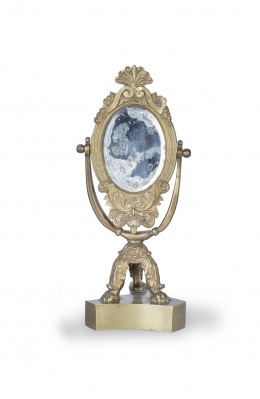 1340.  Espejo basculante de mesa Carlos X de bronce dorado.Francia, h. 1830.