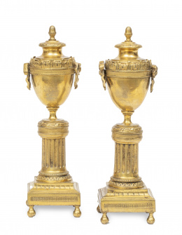 1324.  Pareja de "cassolettes" de bronce dorado de estilo Luis XVI.Francia, S. XIX.