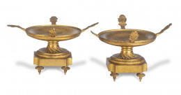 1306.  Pareja de tazzas de bronce dorado.Francia, pp. del S. XIX.