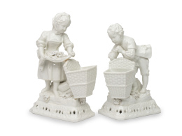 553.  Los recolectores de flores.En porcelana esmaltada, siguiendo modelos de Boucher.Francia, S. XIX.