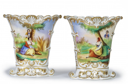 1229.  Pareja de floreros de porcelana esmaltada y dorada.Francia, h. 1840.