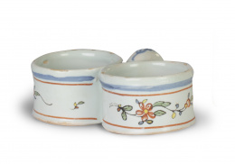 1152.  Convoy de cerámica esmaltada con decoración floral.Francia, S. XIX.