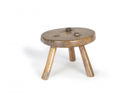 1146.  Taburete para ordeñar de madera de nogal.Trabajo castellano, S. XVIII - XIX.