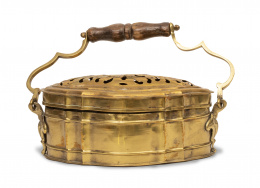 1169.  Calentador de bronce con asa de madera torneada.Francia, S. XIX.