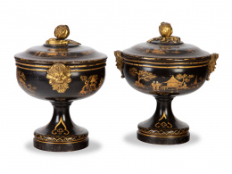 1327.  Pareja de tôles con tapa de metal lacadas de negro y doradas y doradas con chinosseries.Trabajo francés, h. 1830.