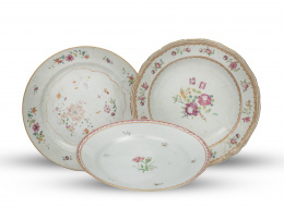 626.  Lote de tres platos de porcelana de Compañía de Indias de "familia rosa".China, ff. del S. XVIII.