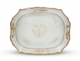 627.  Fuente ingletada de porcelana esmaltada con flores.Compañía de Indias, China, S. XVIII.