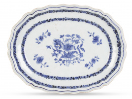 1197.  Fuente de Compañia de Indias de porcelana esmaltada en azul de cobalto, decorada con ramilletes de flores.China, ff. del S. XVIII.