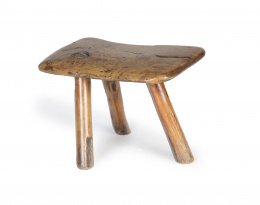 1148.  Taburete para ordeñar de madera de castaño.Trabajo castellano, S. XVIII - XIX.