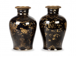 1330.  Pareja de jarrones de porcelana esmaltada con decoración dorada "gilded mirror".Dinastía Qing, periodo Kangxi (1662-1722).El bronce aplicado del S. XIX.