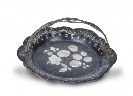 1339.  Cesta de papier-màche con asa de bronce y aplicaciones de madreperla.Francia, mediados del S. XIX.