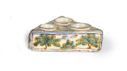 433.  Especiero de cerámica esmaltada de la serie polícroma.Talavera - Puente del Arzobispo, S. XVIII.