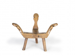 1147.  Taburete para ordeñar de madera de castaño.Trabajo castellano, S. XVIII - XIX.