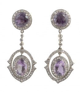 143.  Pendientes largos estilo pp. S. XX con amatistas de gran tamaño orladas de brillantes