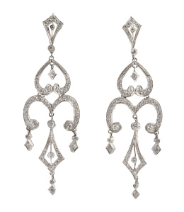 336.  Pendientes largos chandelier estilo Belle-Époque de brillantes con motivos florales y de roléos con rombo colgante