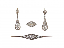 96.  Conjunto de broche, sortija y pendientes largos mallorquines S. XIX con zafiros blancos