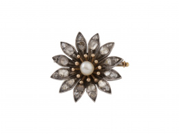 37.  Broche flor de ff. S. XVII con pétalos de diamantes de talla rosa, y perla barroca central