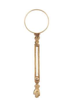 102.  Anillo de soporte para cigarros de pp. S. XX con decoración grabada y calada, y manos en la parte superior