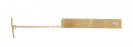 199.  Barra de corbata de oro rectangular con decoración de rombos grabados, y un brillante en el extremo.